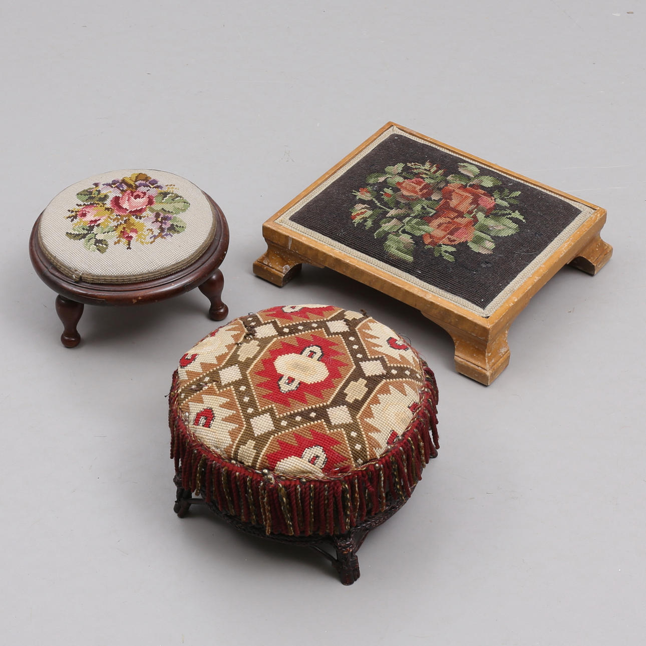 LAVA, 3 st med broderi, 1900-tal.