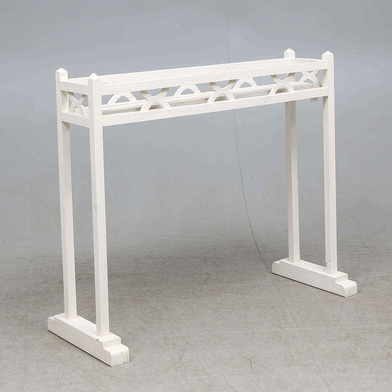 BLOMBORD, vitmålad. Carl Larsson stil.1900-talets första hälft.