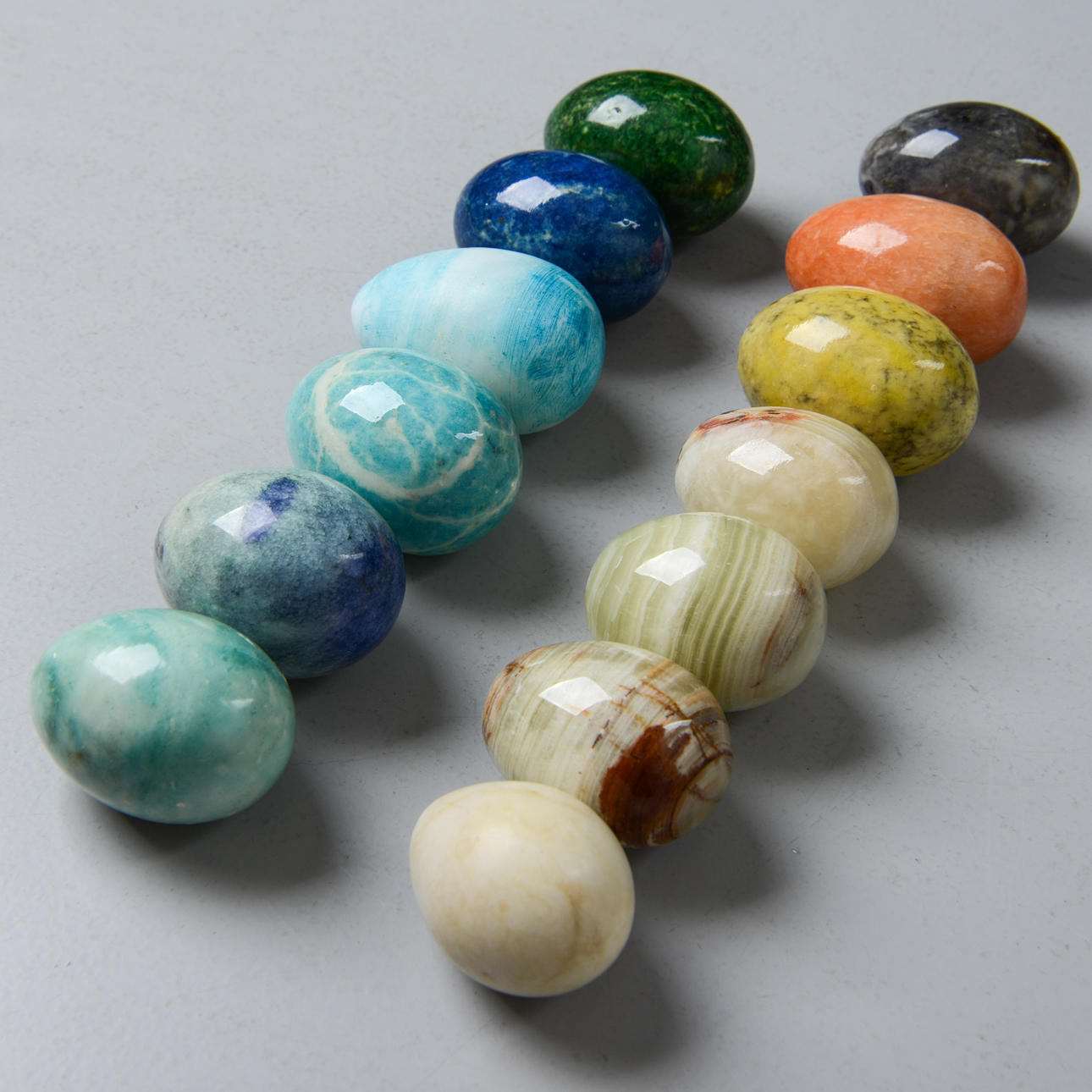 STEINEIER, 13 Stück, verschiedene Steinsorten.