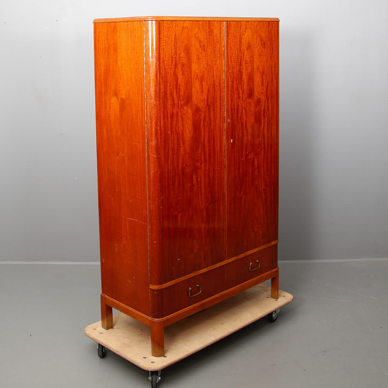 SKÅP, i valnötsfanér, 1940/50-tal.