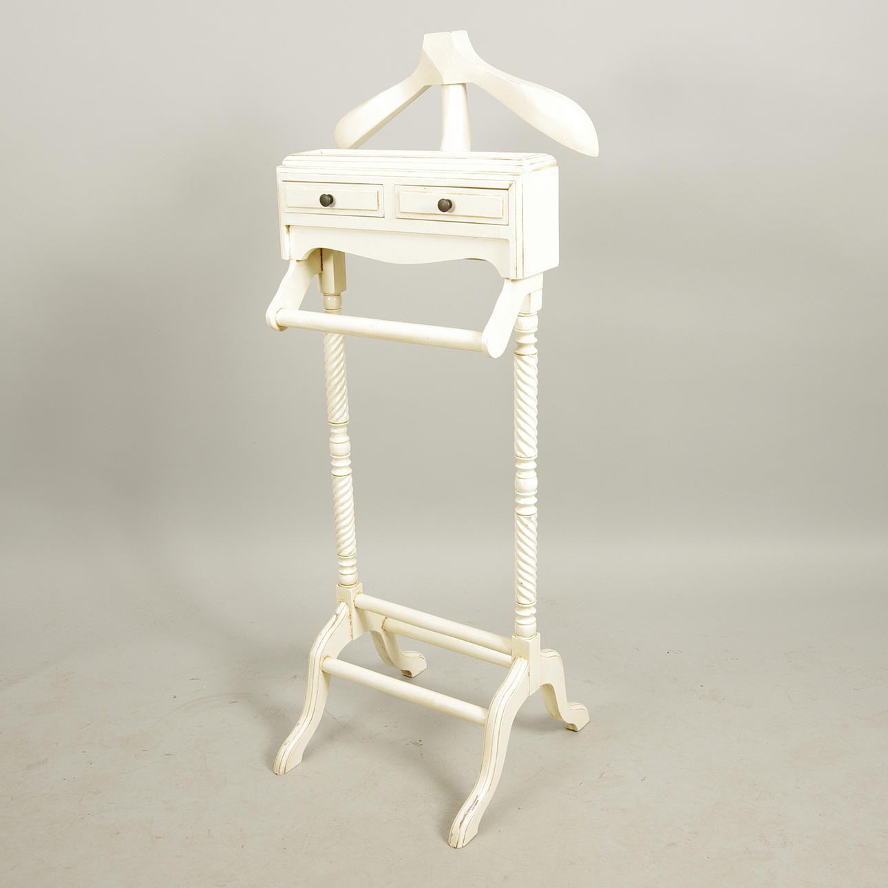 HERRBETJÄNT, vitmålad, samtida.