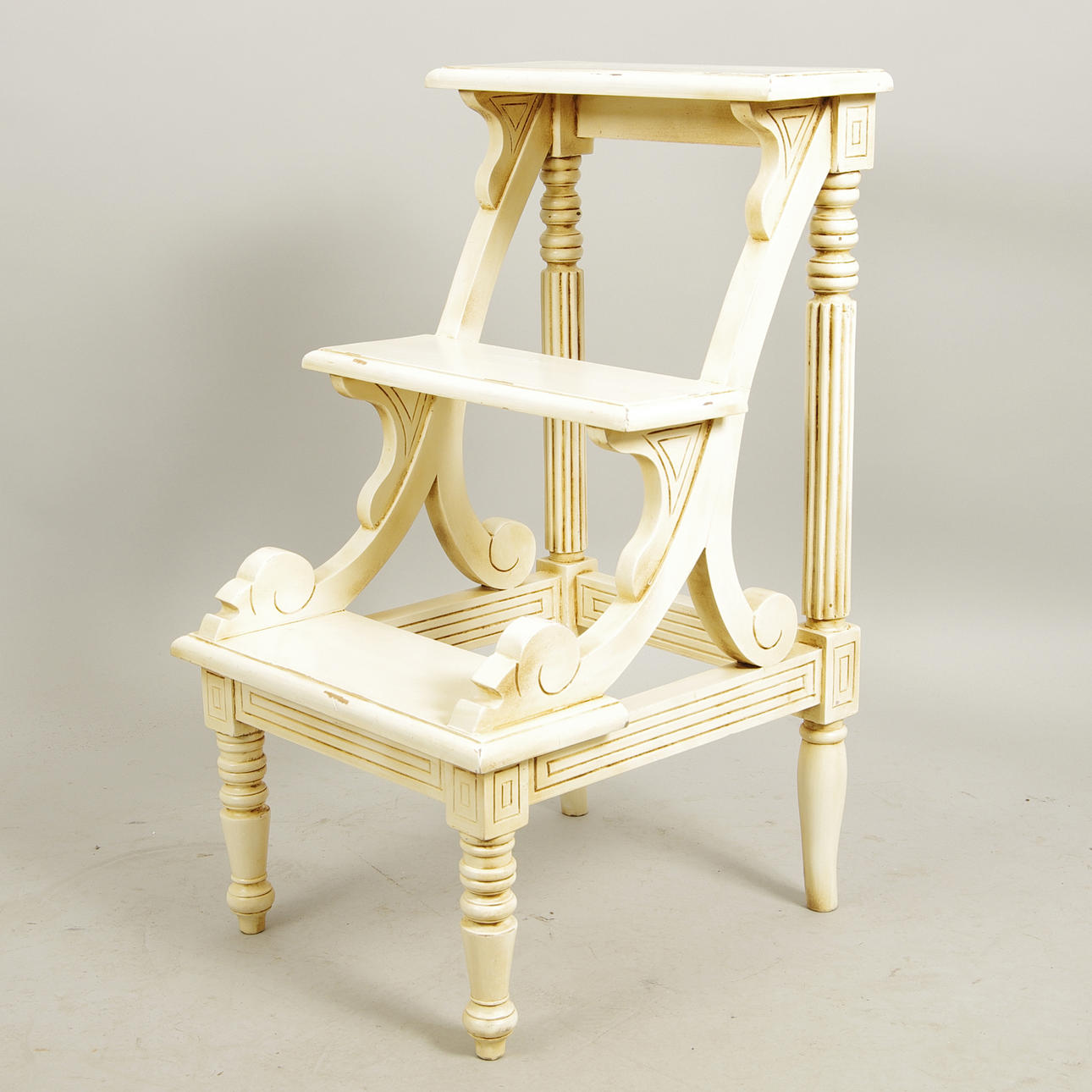 BIBLIOTEKSSTEGE, viktoriansk stil, vitmålad, samtida.