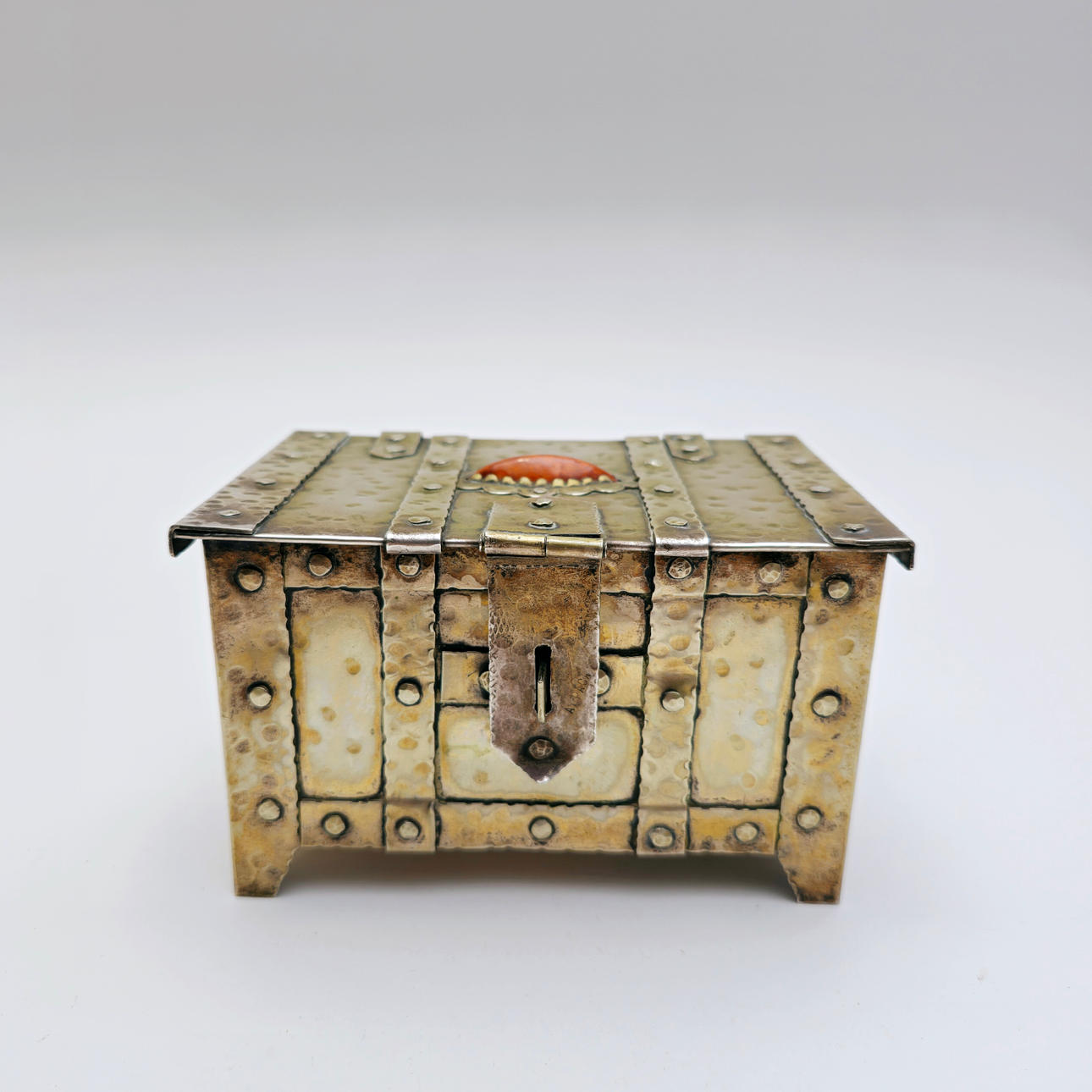 NOUCENTISTA EINE KISTE. GEHÄMMERTES METALL.