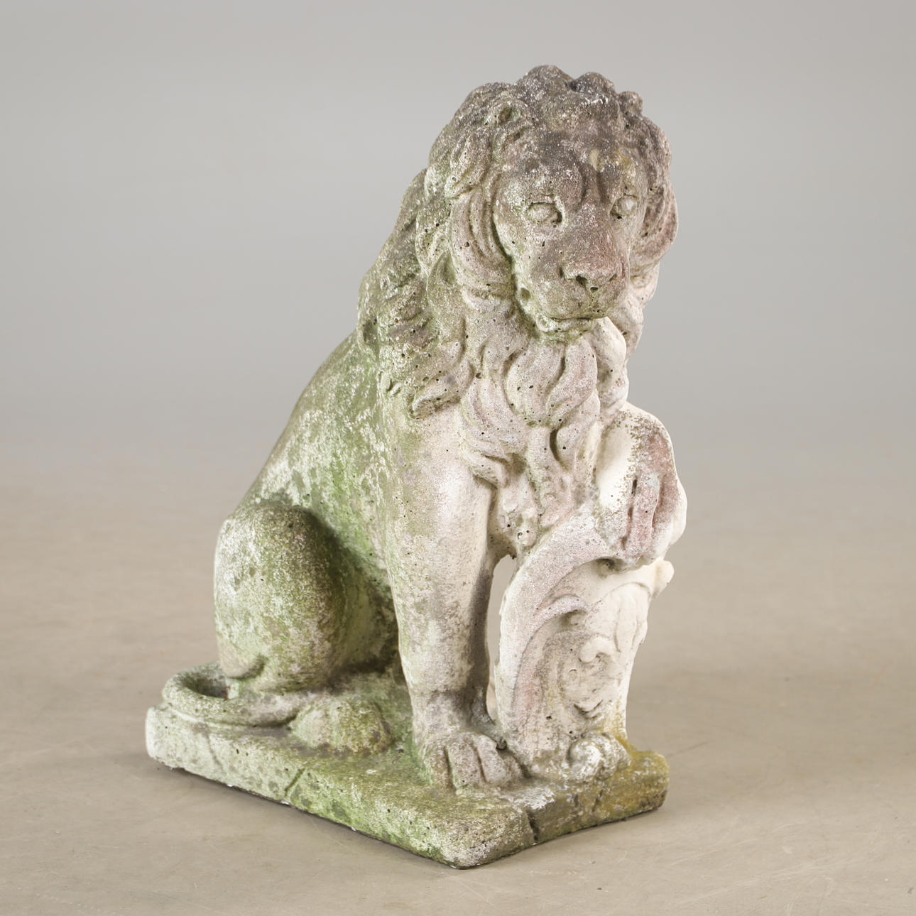 TRÄDGÅRDSSKULPTUR, lejon, betong.