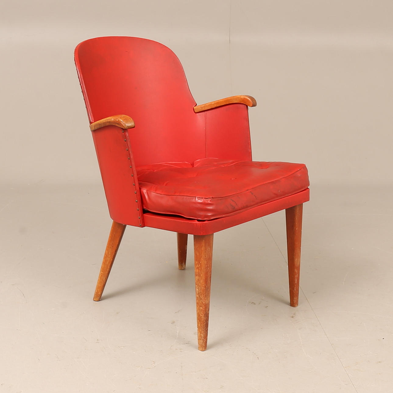 SILLÓN, cuero artificial, años 1940/50.