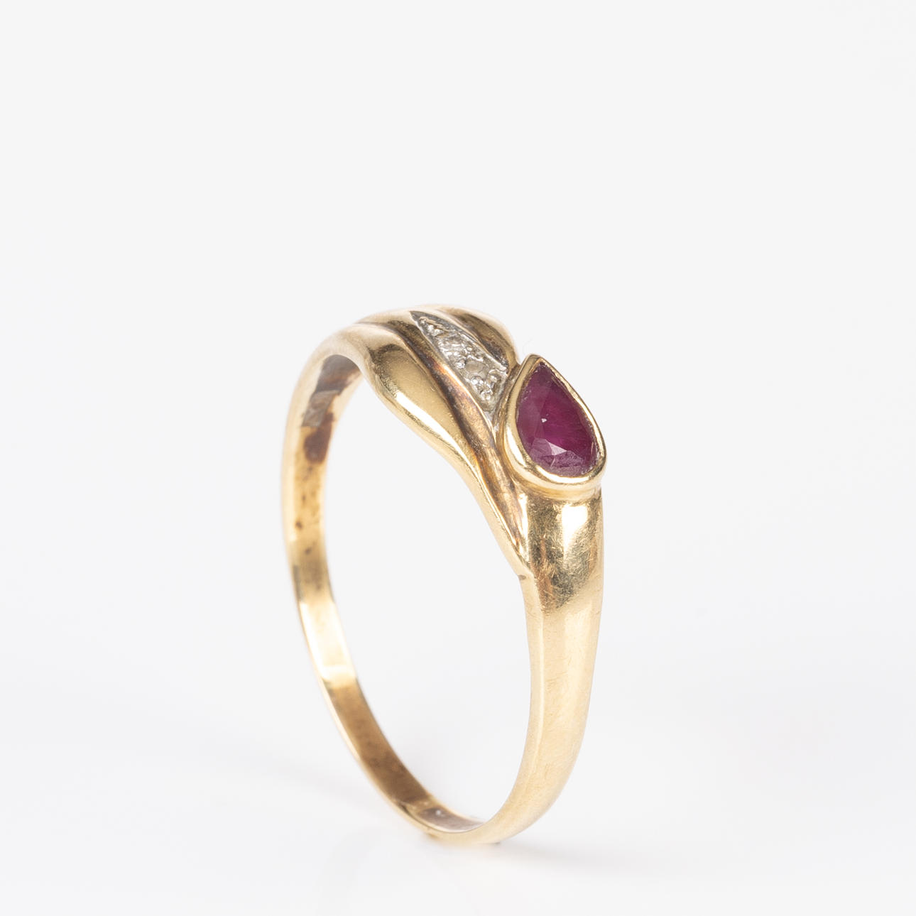 RING, 18K guld, Rubin 0,3 ct, Briljanter 0,02 ct.