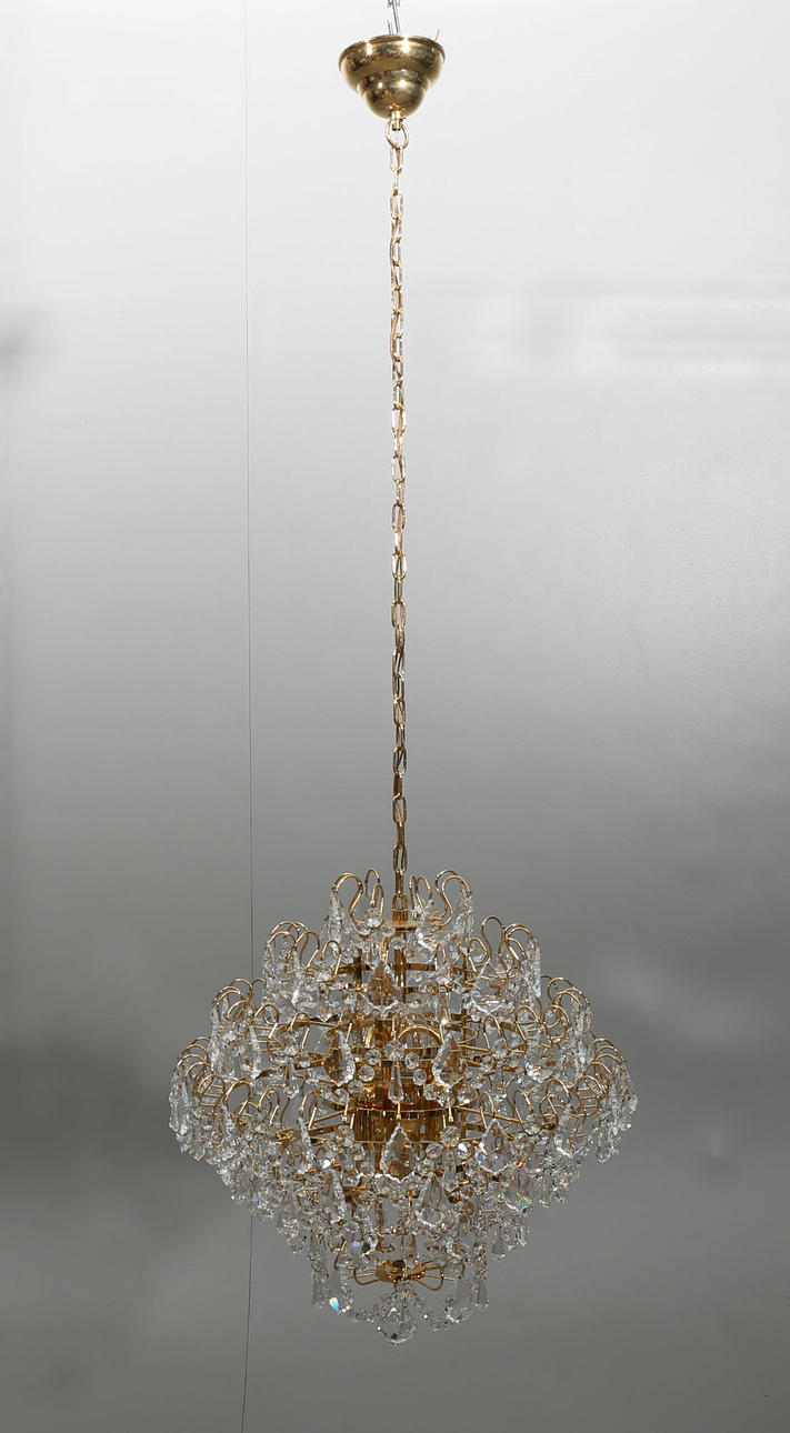 TAKLAMPA, förgylld metall och prismor, 1900-talets andra hälft.