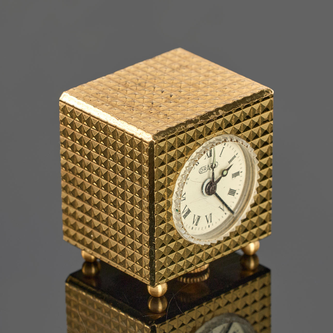 WECKER, Draga, gelbes Metall, Höhe 2,9 cm.