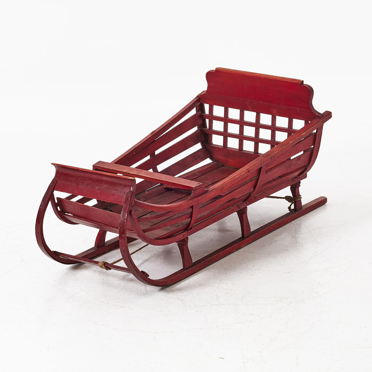 Ein Kinderschlitten, erste Hälfte des 20. Jahrhunderts, bemalt.