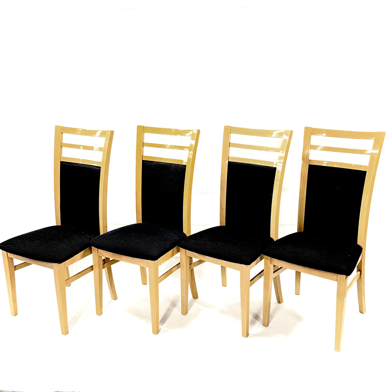 SÆT MED FIRE SPISESTUESTOLE I BØGETRÆ.