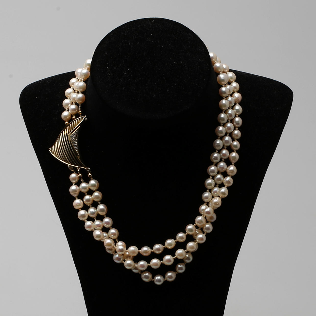 COLLIER, akoyapärlor (saltvatten) Lås i 14 k gulguld, längd 41 cm.