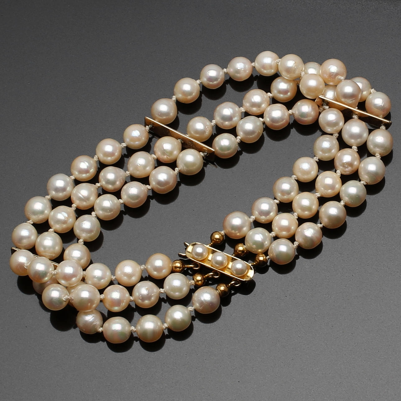 ARMBAND, akoyapärlor (saltvatten) Lås i 14 k gulguld, längd 22 cm.