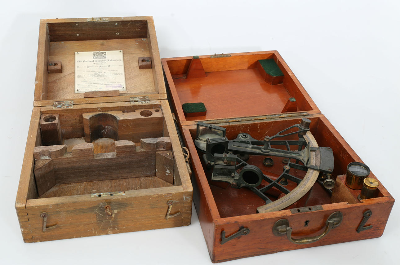 SEXTANT I LÅDA OCH TOM LÅDA, märkt Wilson & Gillie. Bruce & Sons, 1800-1900-tal.