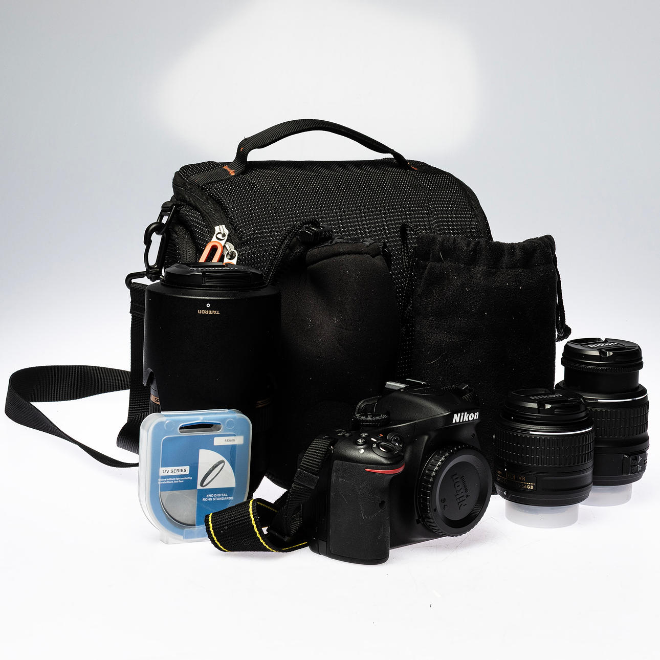 KAMERA, Nikon D5200, mit Objektiv und Tasche.