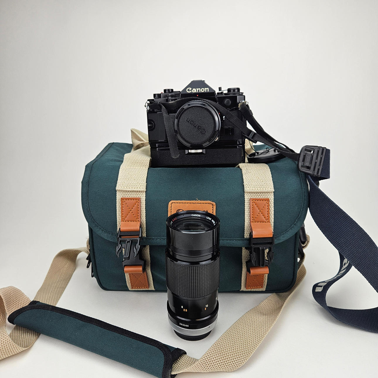 CÁMARA, Canon A1 con lente.