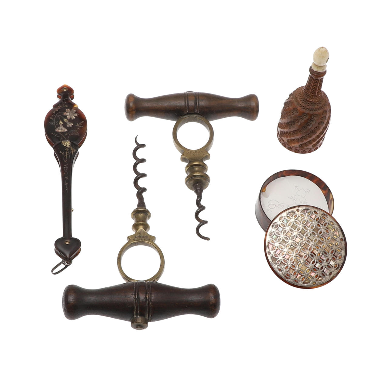 EN LILLE GRUPPE AF KABINETSAMLEROBJEKTER.