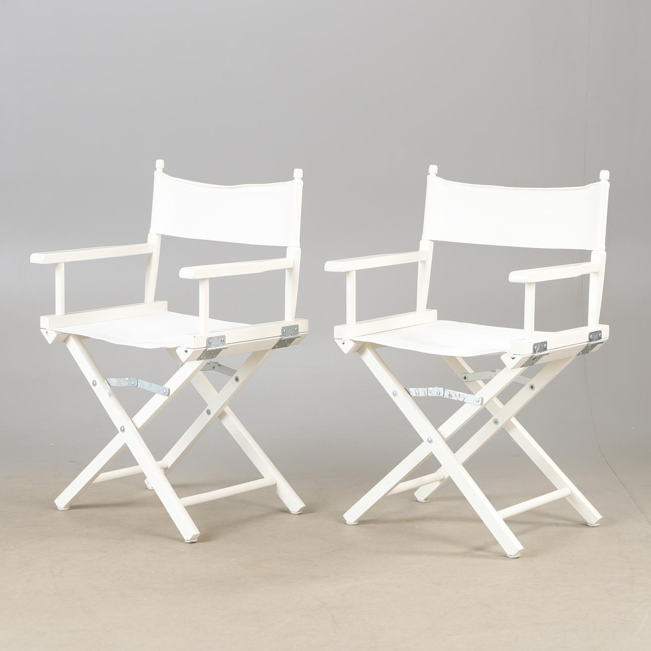 SILLAS DIRECTOR, 2 piezas, pintadas de blanco.