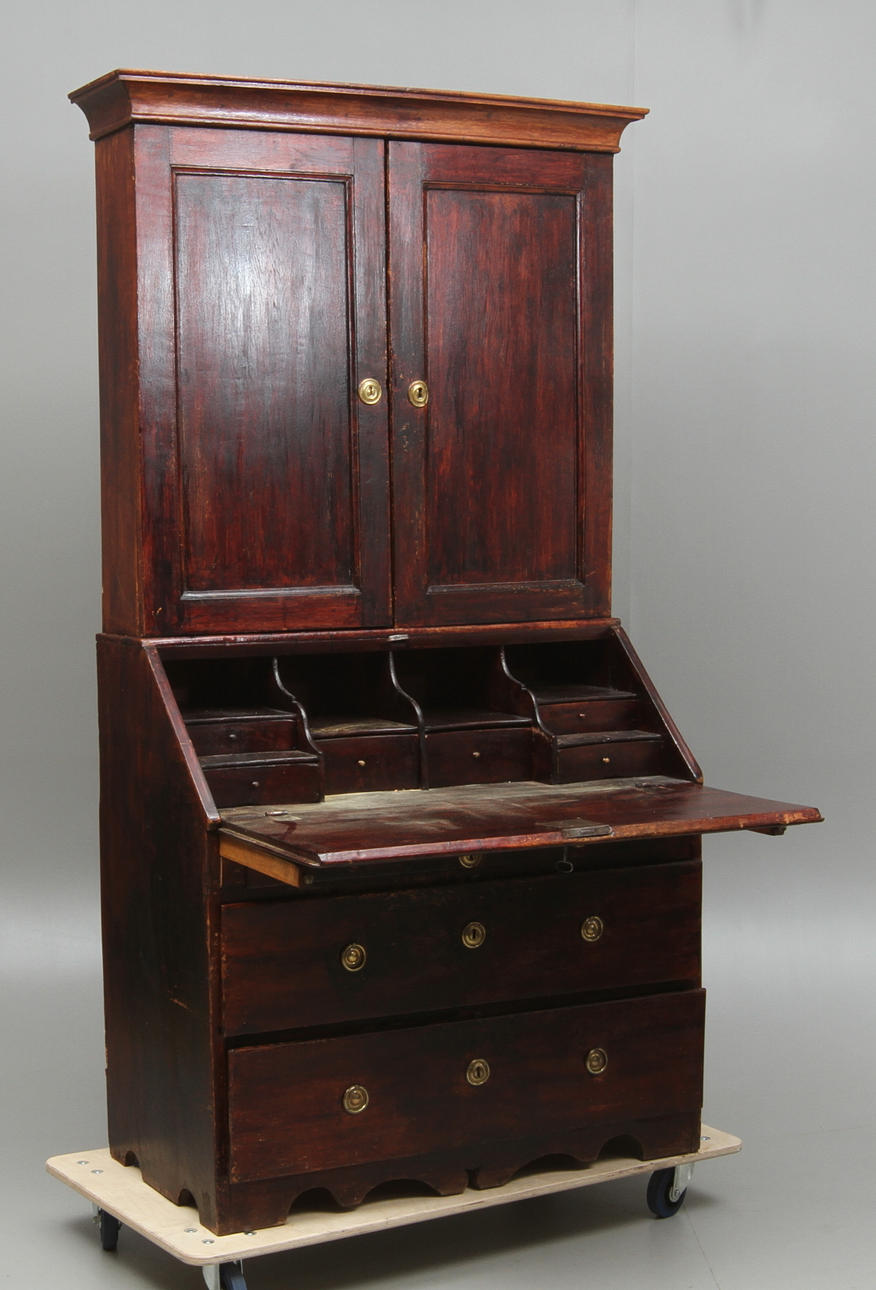 SNEDKLAFFSEKRETÄR med överskåp, 1700/1800-tal.