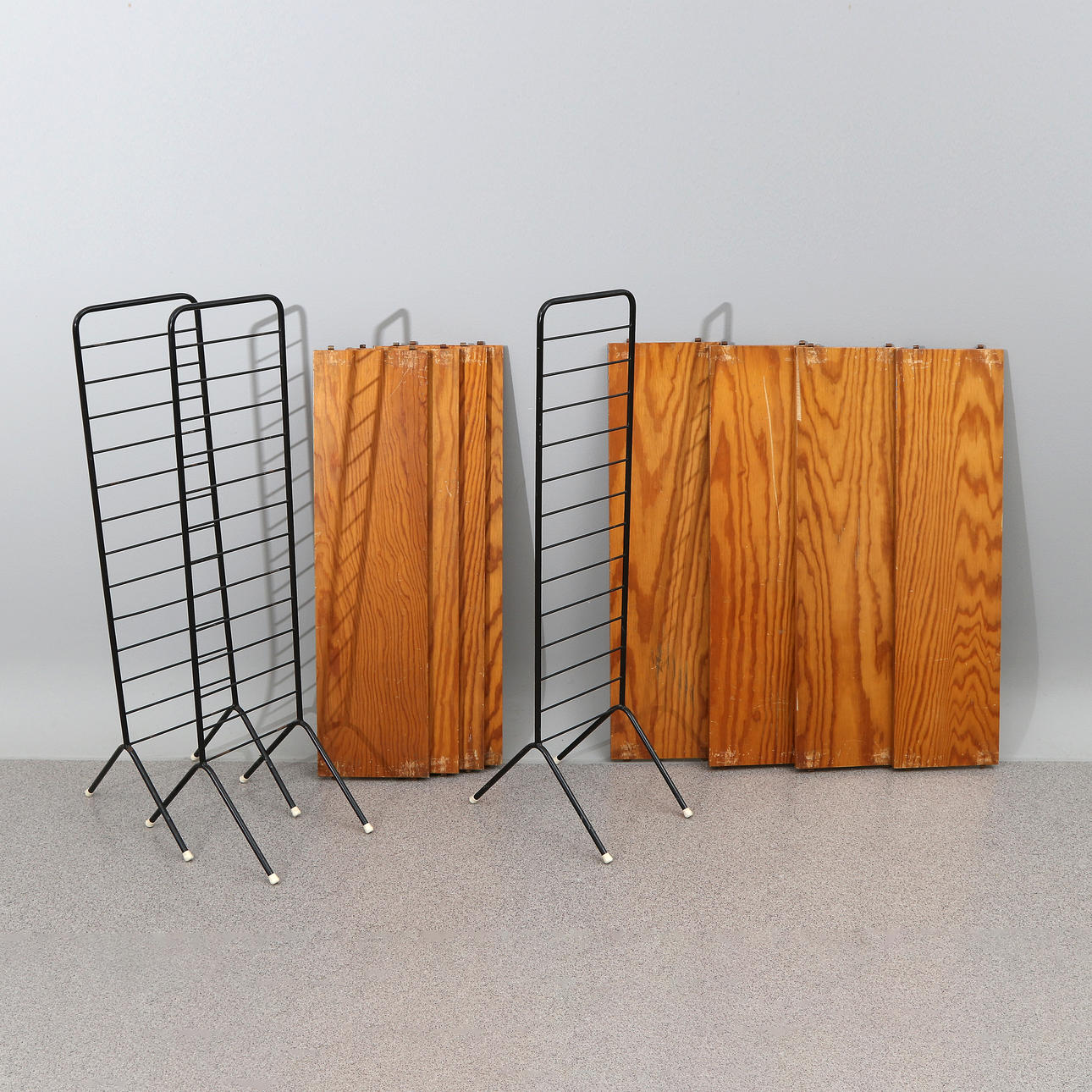 IKEA, FLOOR STRING SHELF, Lacquered metal, shelf in pine. “Hansa”, 1950s. It's unmarked.