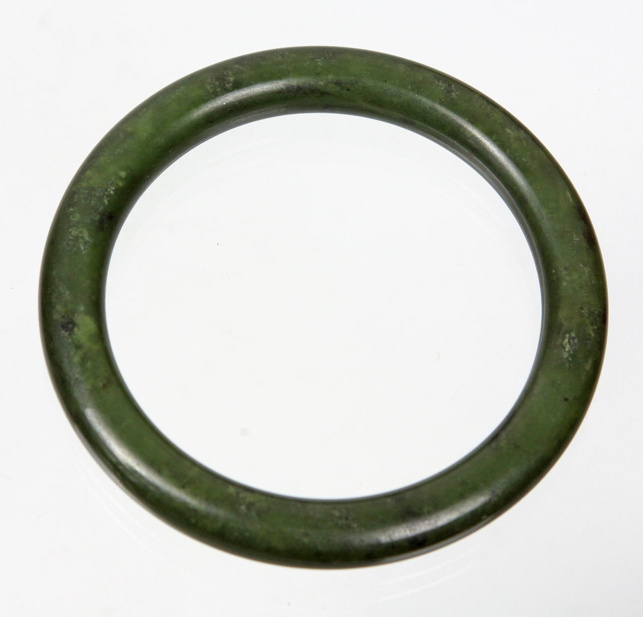 ARMRING, jade massiv, handgjort.