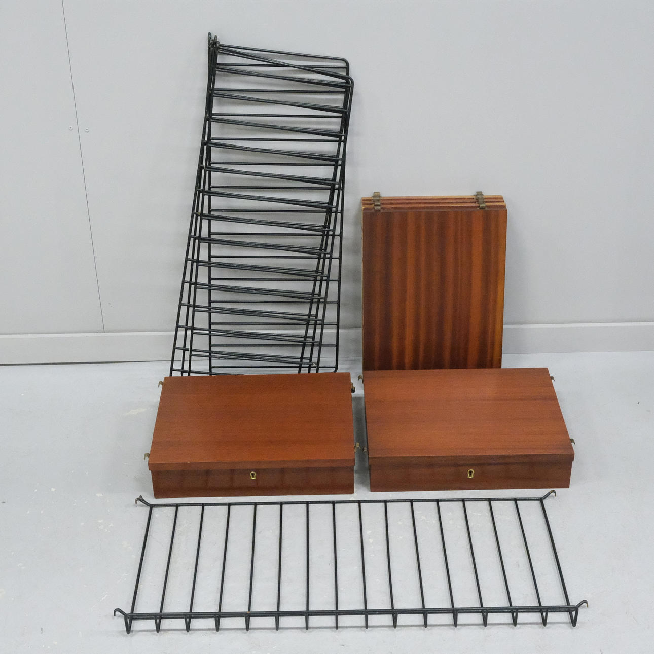 BOKHYLLA, STRING, 11 delar.