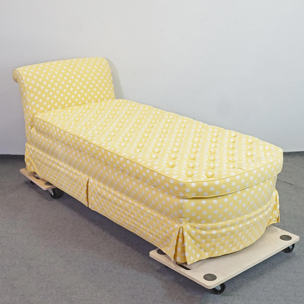 SCHÄSLONG / DAGBÄDD. Omklädd, 1900-tal.