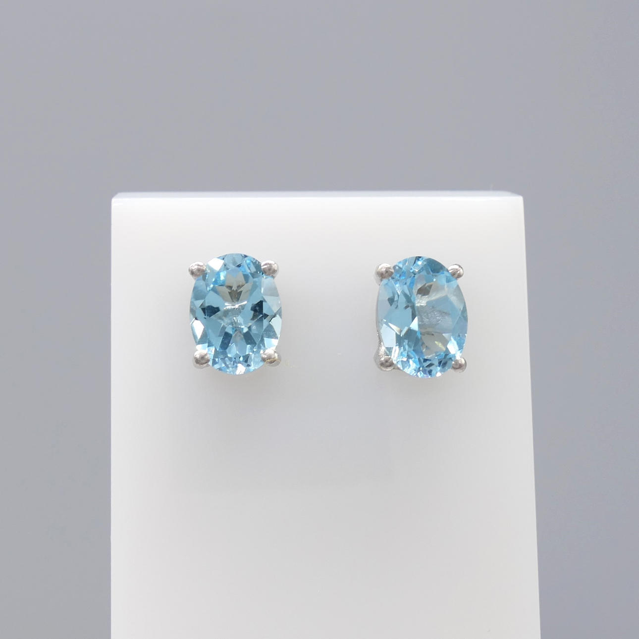 Aquamarin-Edelstein-Ohrstecker.