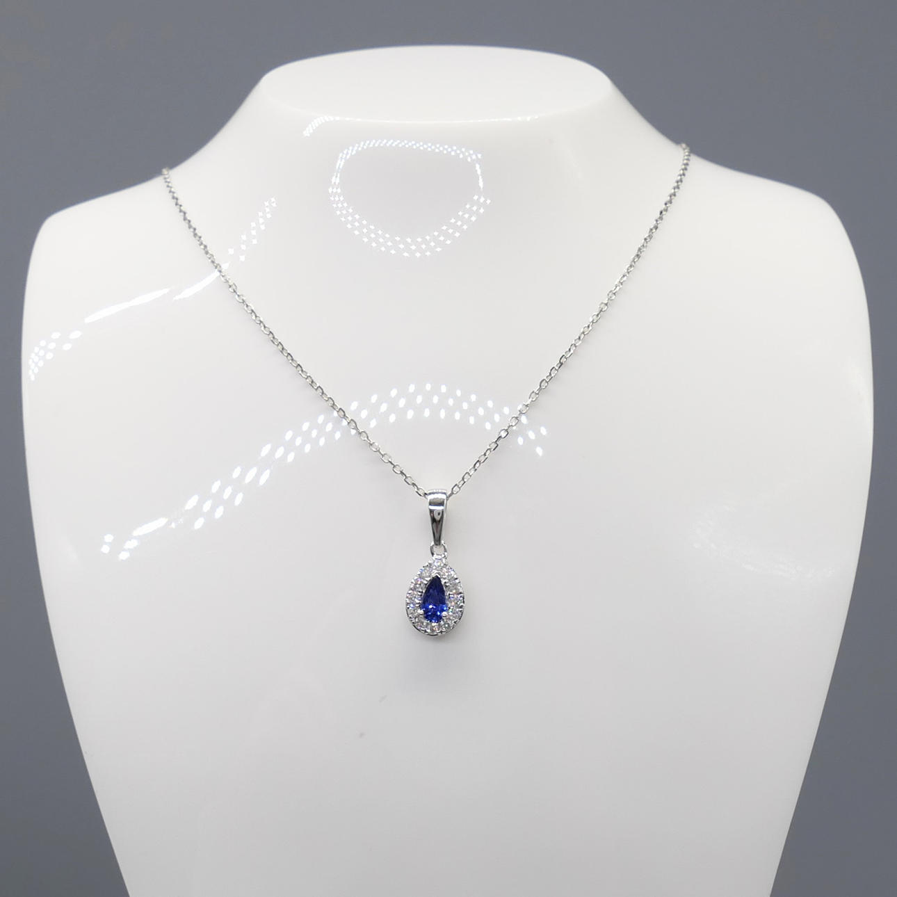 SAPPHIRE & DIAMOND necklace.