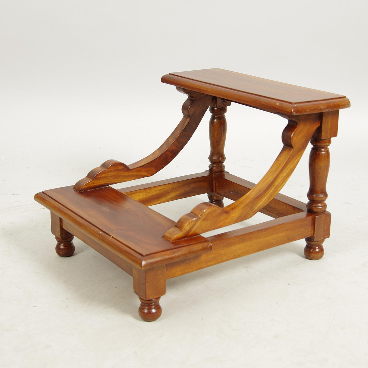 TRAPPALL, 2-stegs, mahognybetsad, samtida.