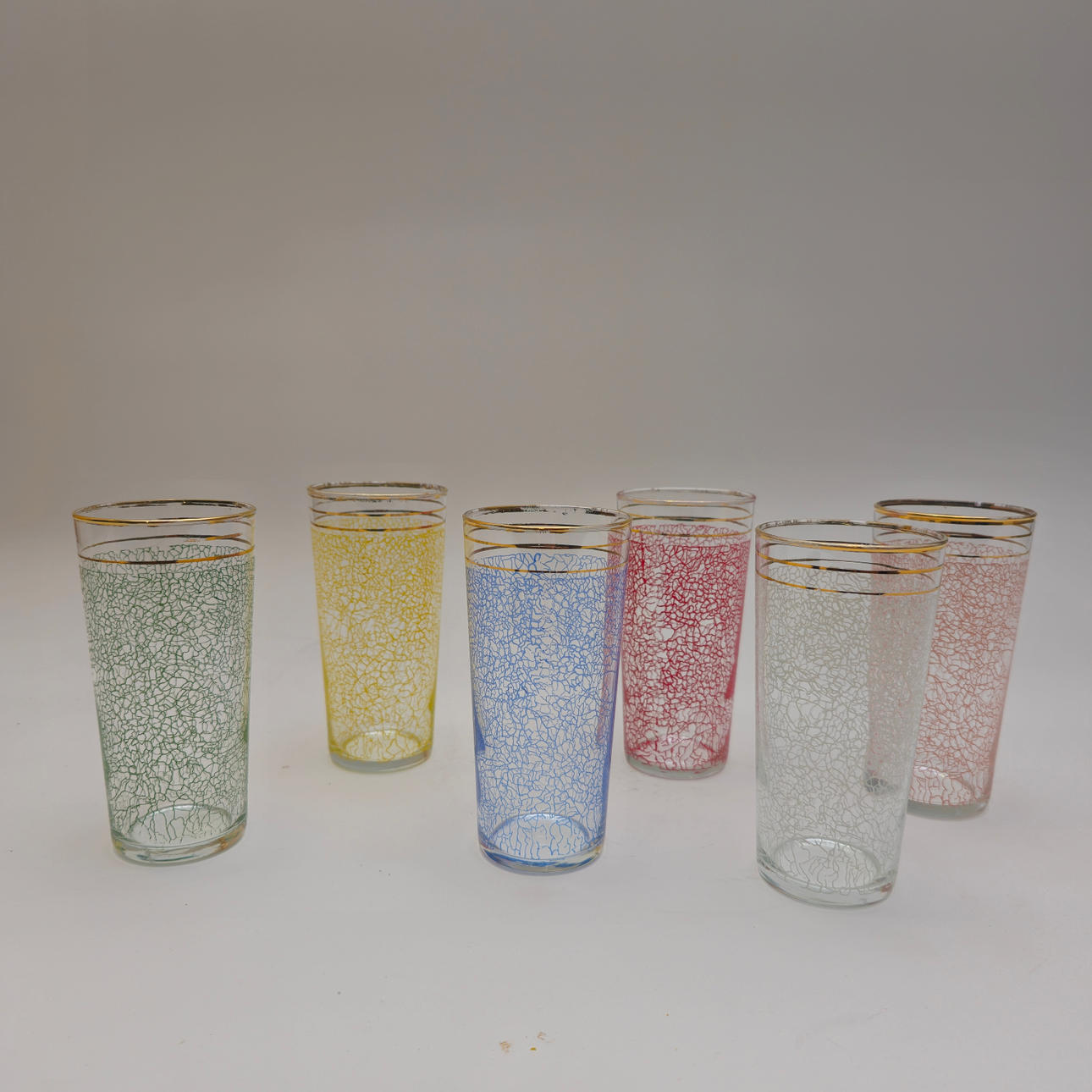 KUUSI ERI VÄRILLISTÄ SOODALASIA.