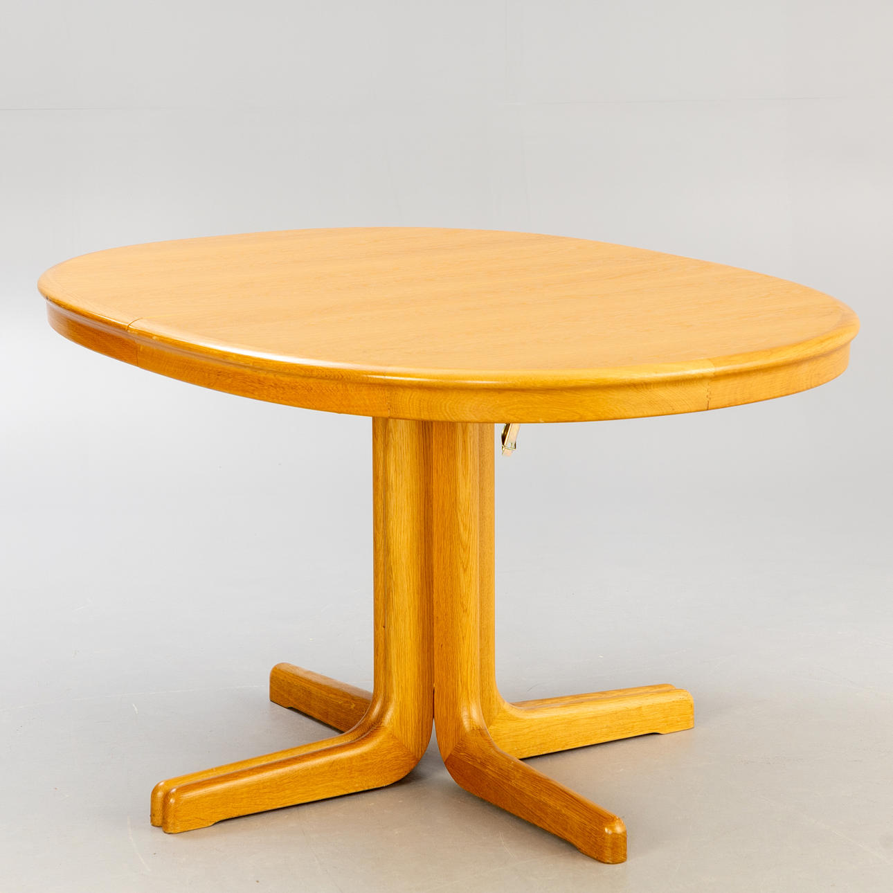 Musterring. Esstisch in Eiche.