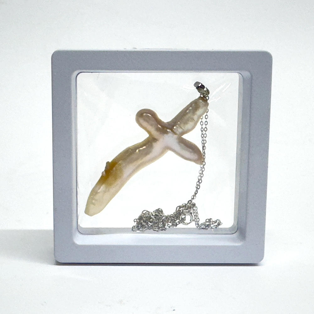 BAROK DYRKET PERLE VEDHÆNG PÅ SØLVKÆDE.