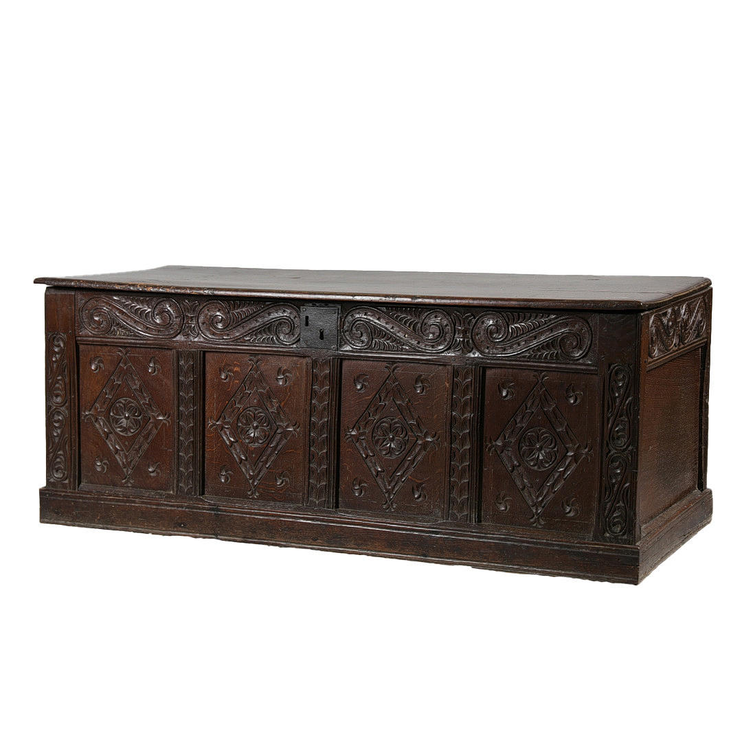 EINE GESCHNITZTE EICHENTRUHE AUS DEM 17. JAHRHUNDERT.