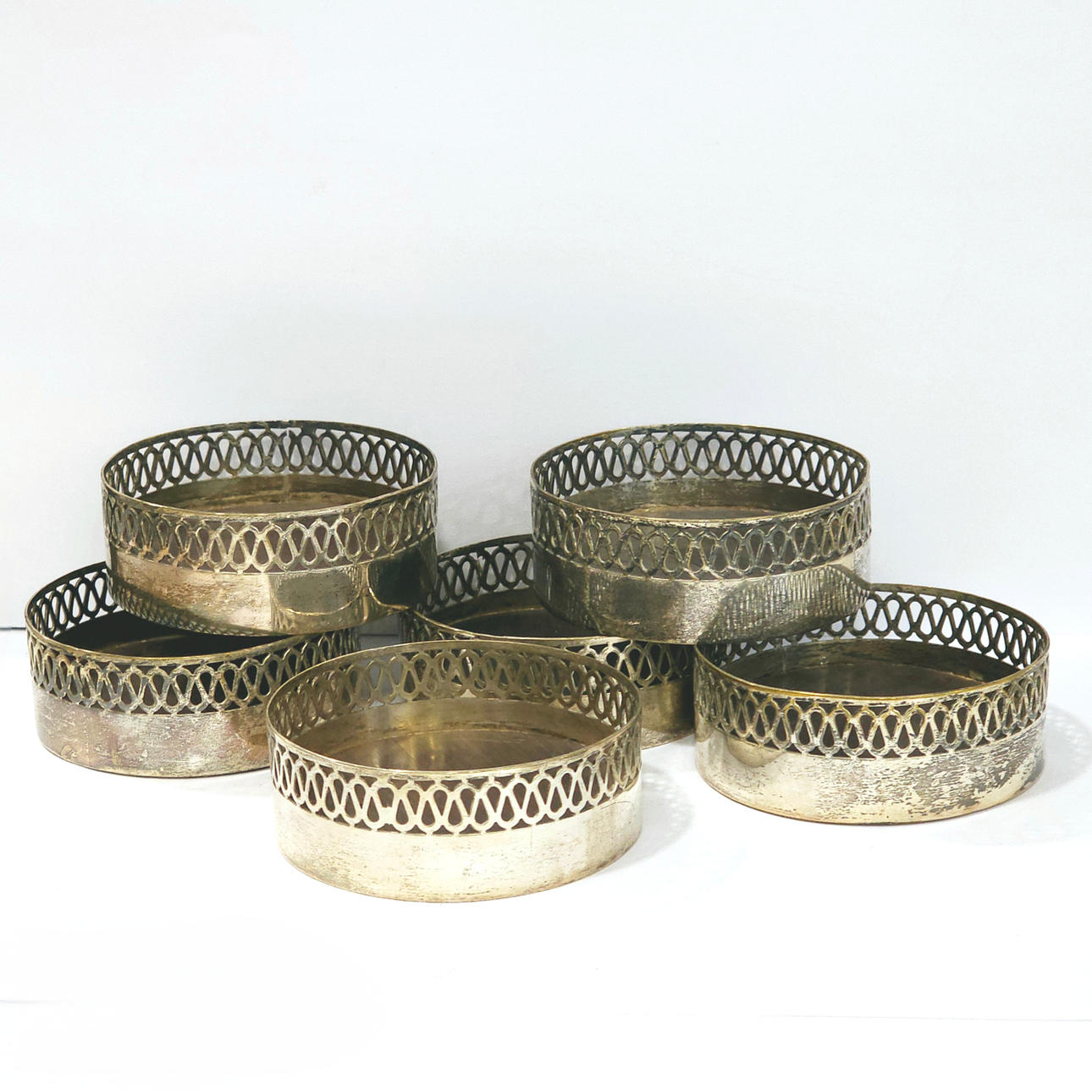 Seks alpaca underlag med galleri og træbund.