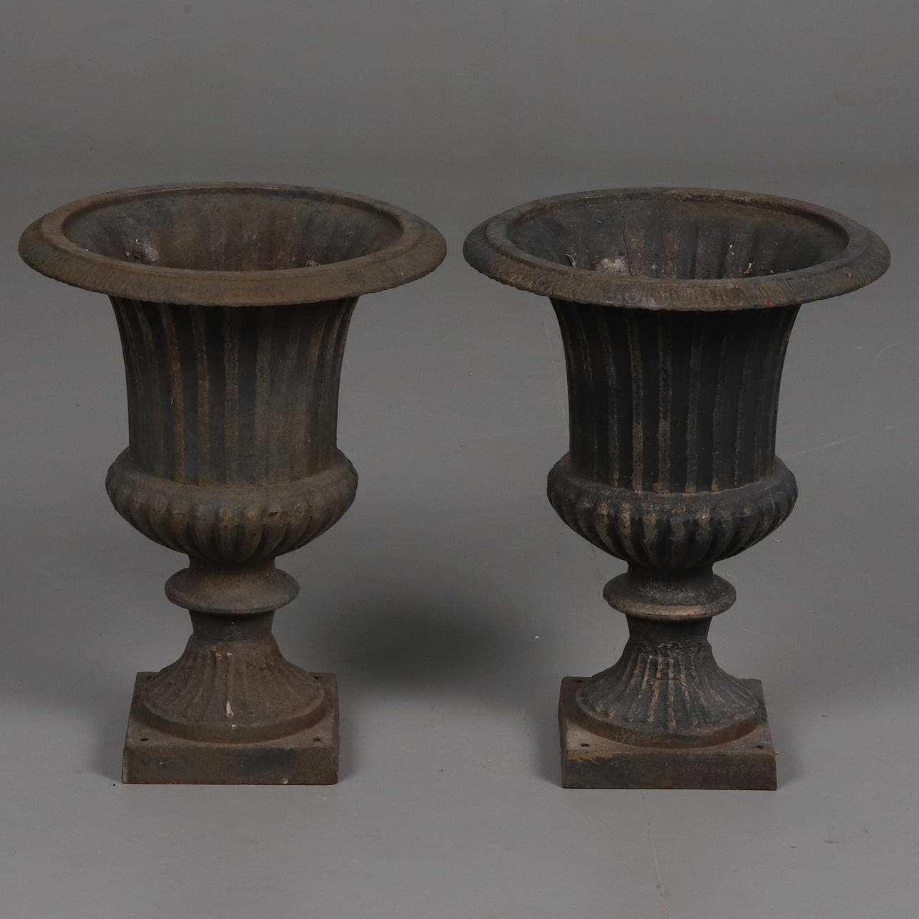 GJUTJÄRNSURNOR, 2st.