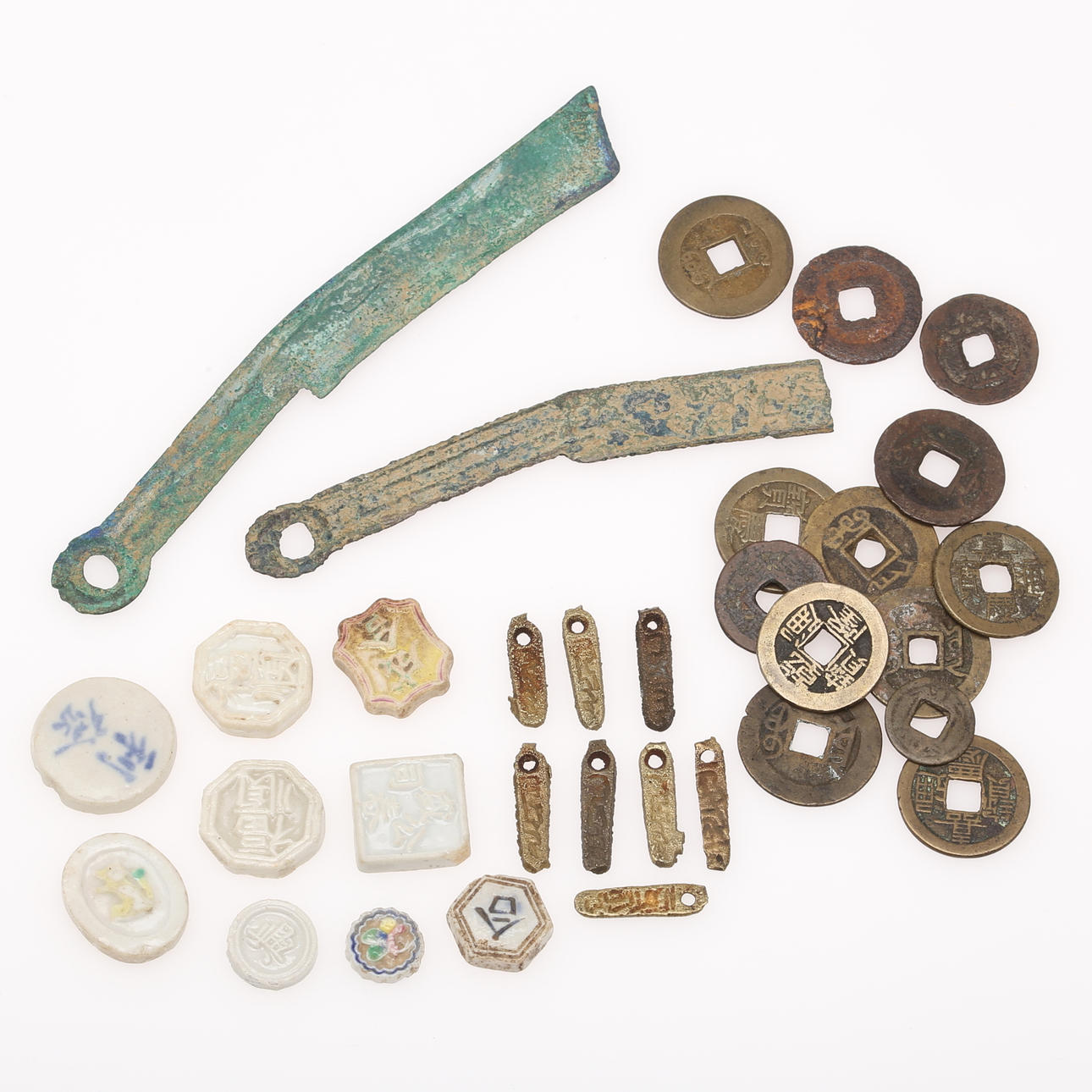 MONEDAS ANTIGUAS, 33 piezas de Asia.