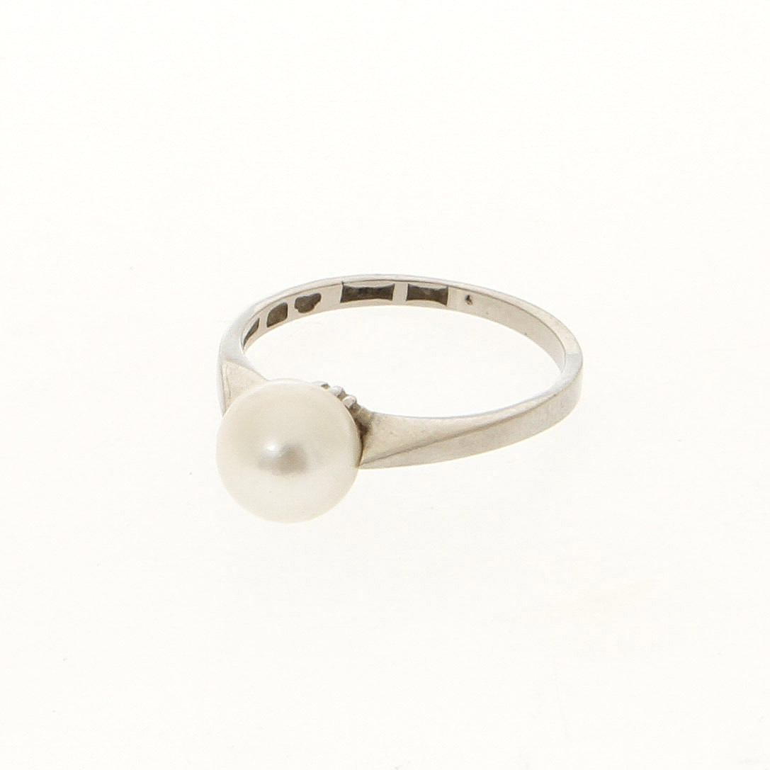 RING, 18K vitguld med odlad saltvattenpärla. Vikt 3,0 g.