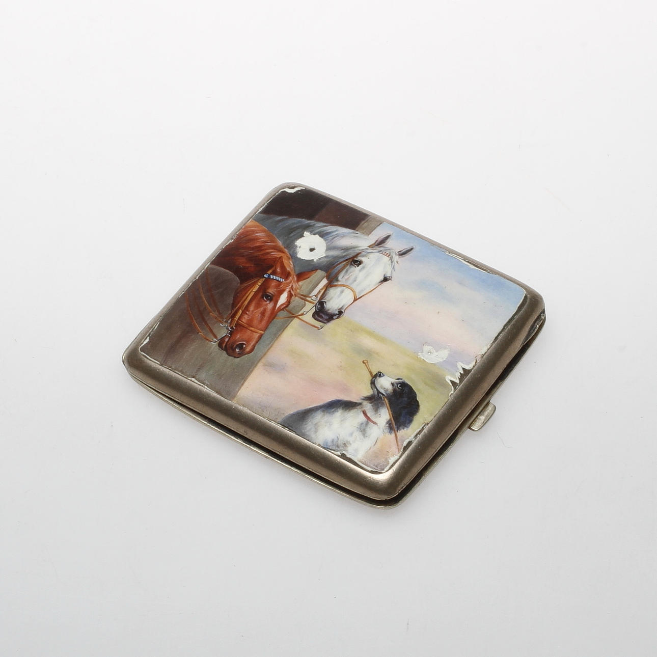 CIGARETTETUI, vitmetall och emalj, 1900-talets första hälft.