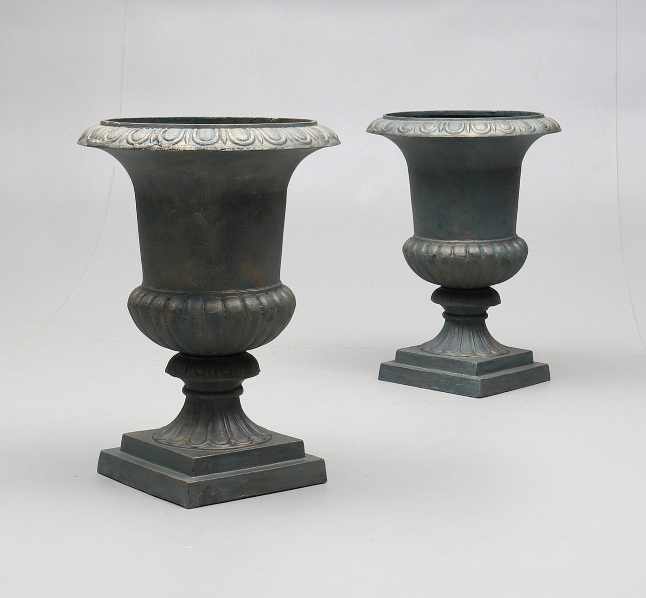 TRÄDGÅRDSURNOR, ett par, gjutjärn, 2000-tal.