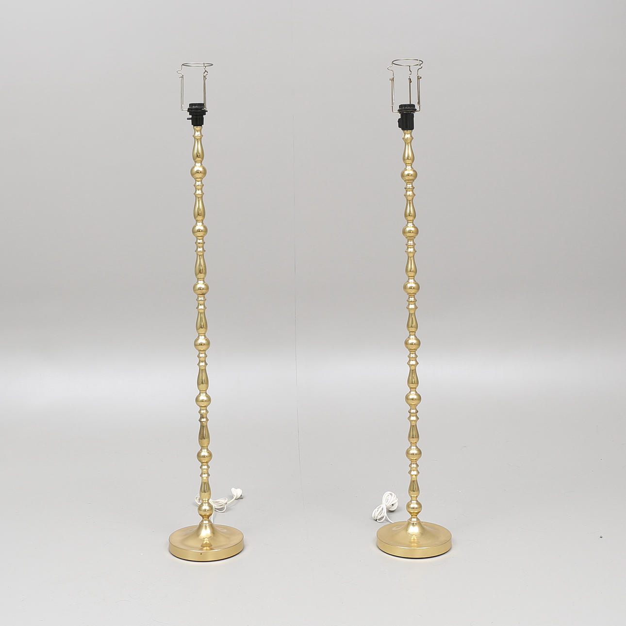 GOLVLAMPOR, ett par, gulmetall, Enco typ 72.