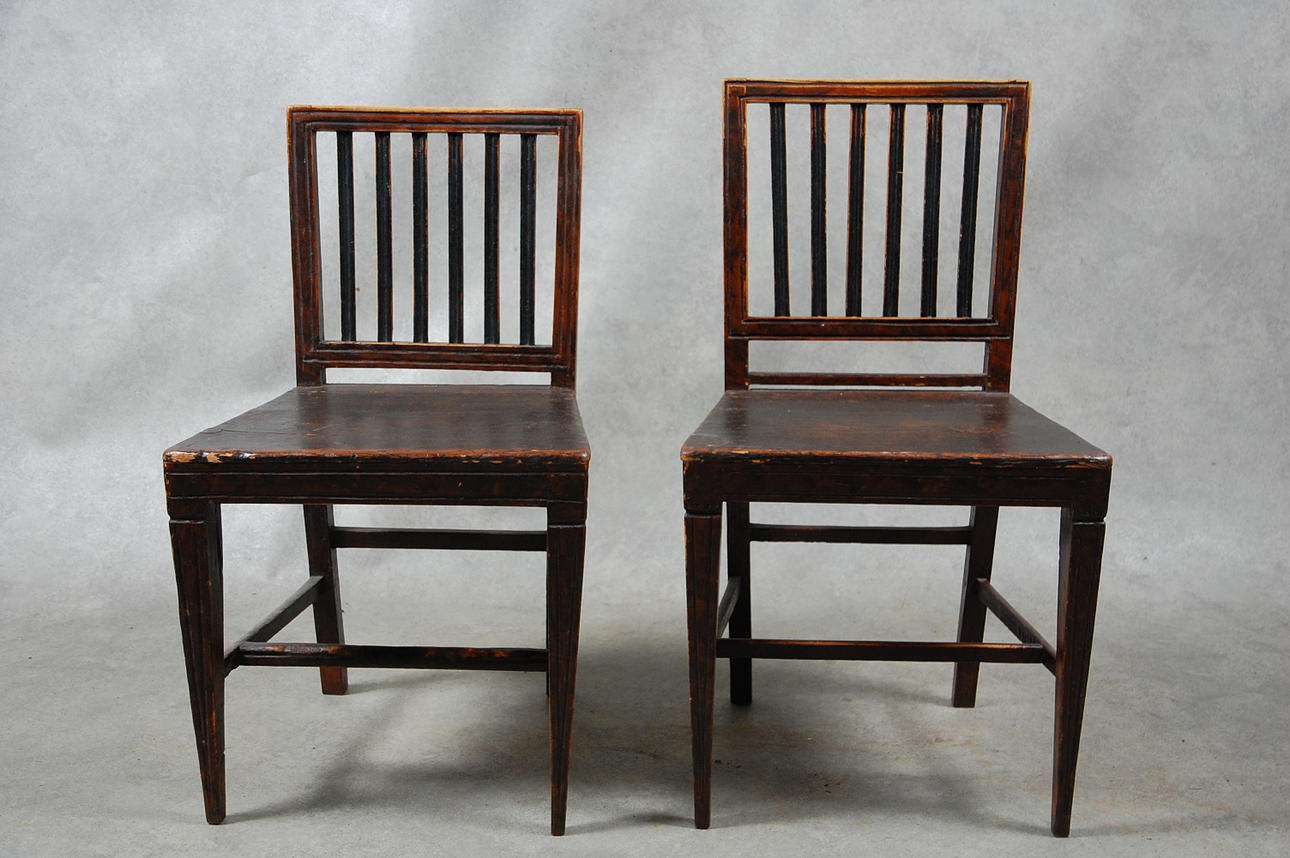 LEKSANDSTOLAR, 2 st snarlika, originalmålning, 1800-tal.