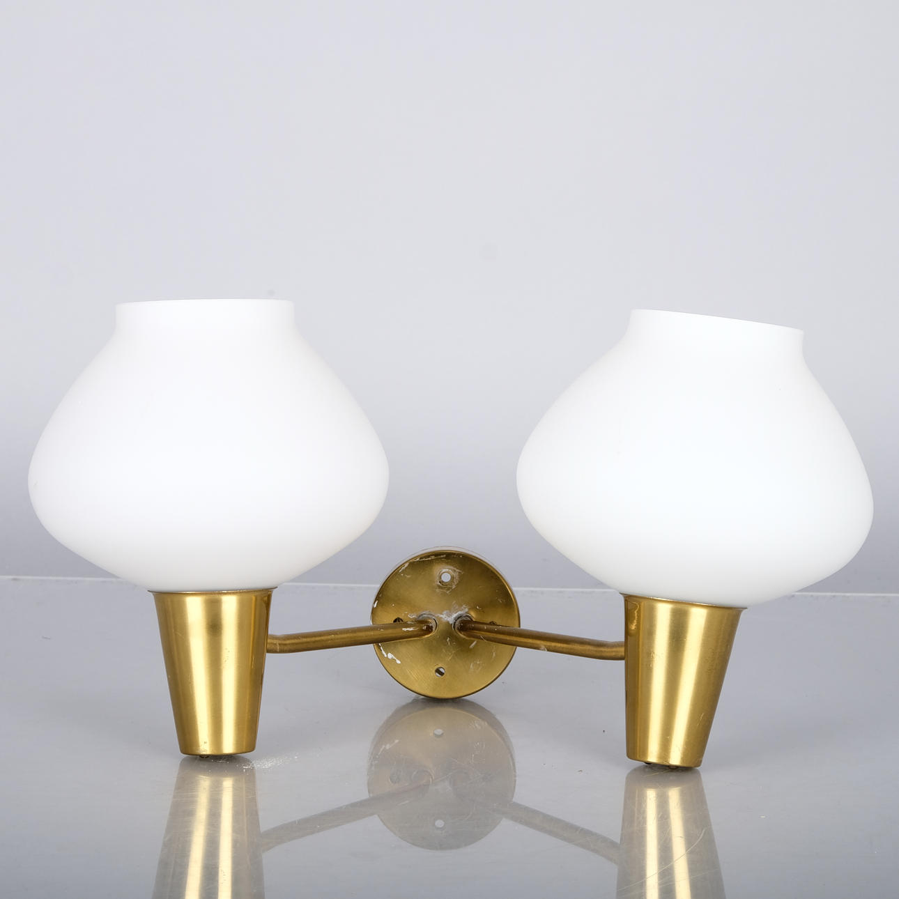 VÆGLAMPE, messing, Asea, 20. århundrede.