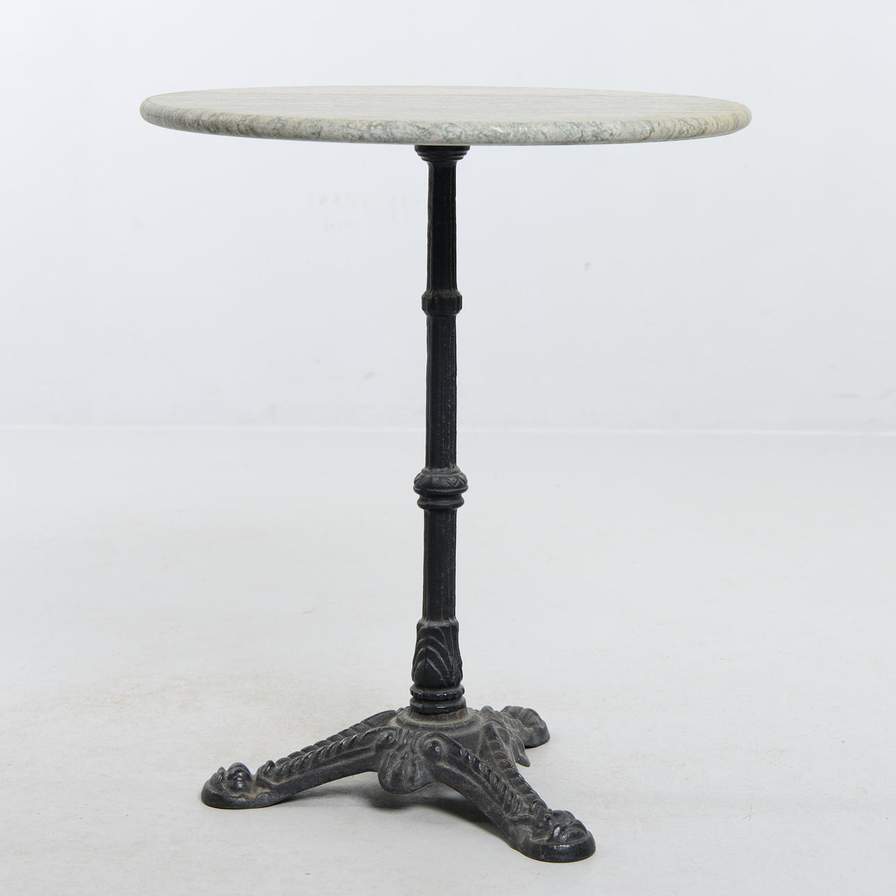 CAFÈBORD, gjutmetall och granit, 1900-tal.