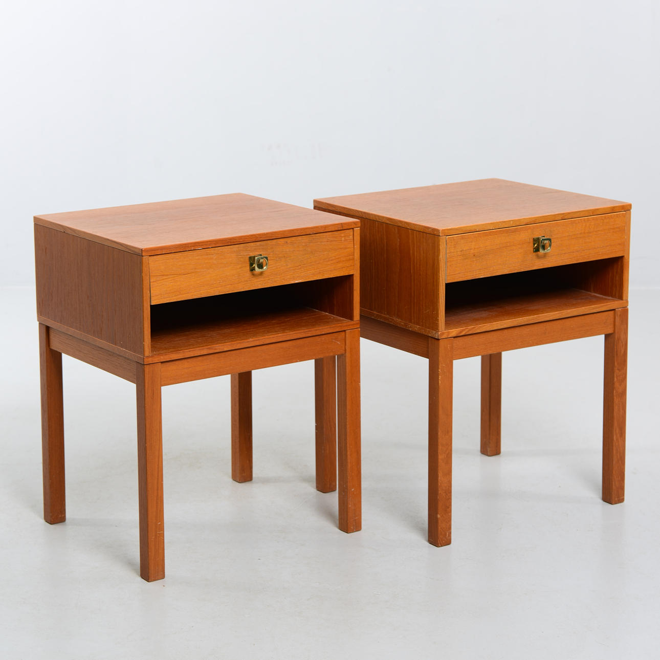 Sengeborde, et par egetræ, midten af det 20. århundrede.