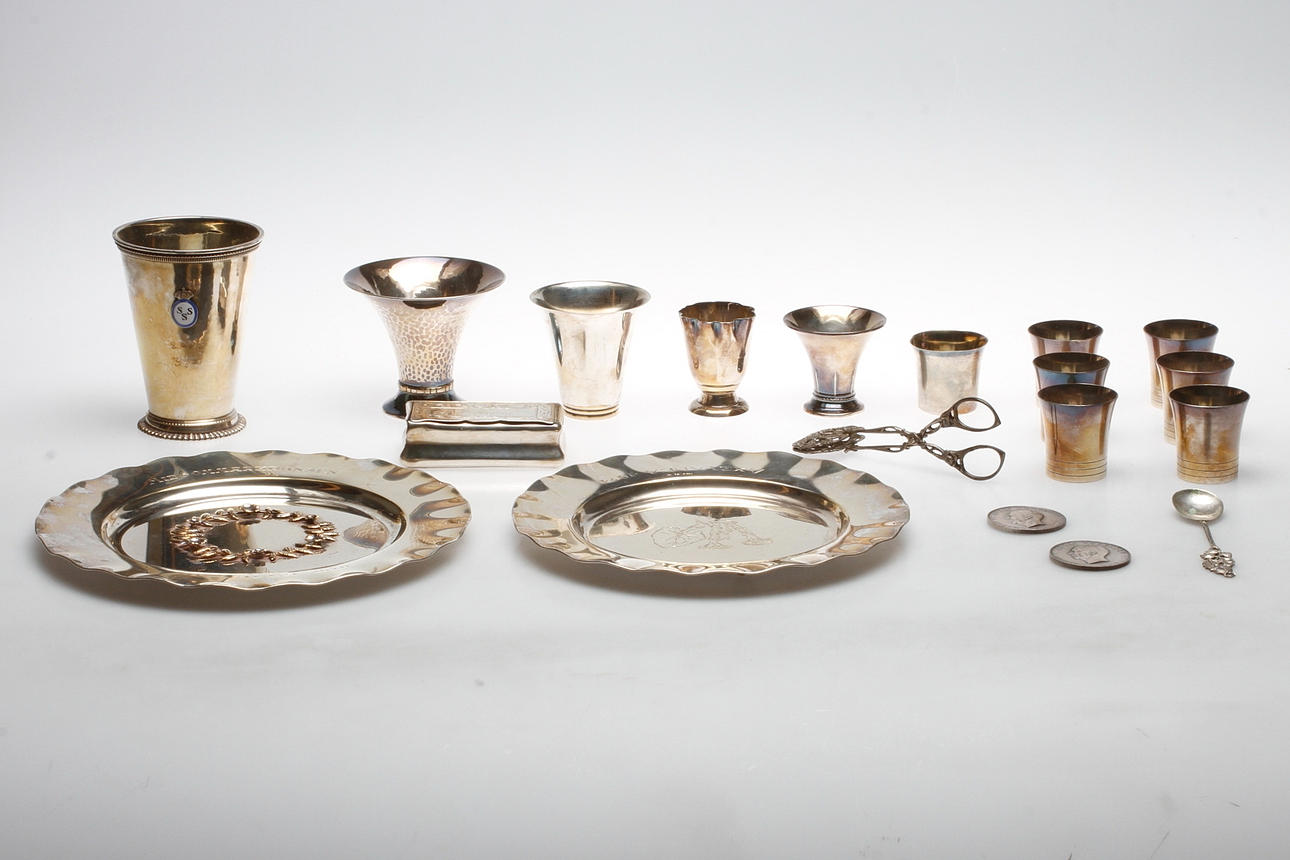 SILVERFÖREMÅL, vikt ca. 1254,3 gram.