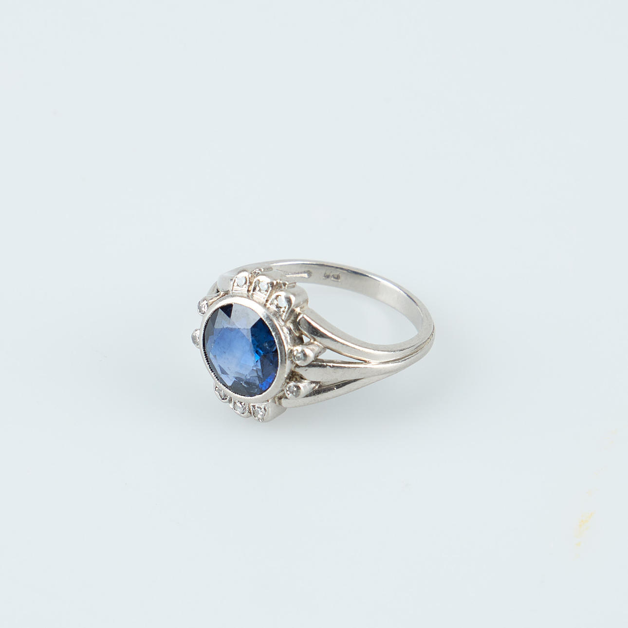 RING, facettierter Saphir, Diamanten, Palladium. A. Tillander.