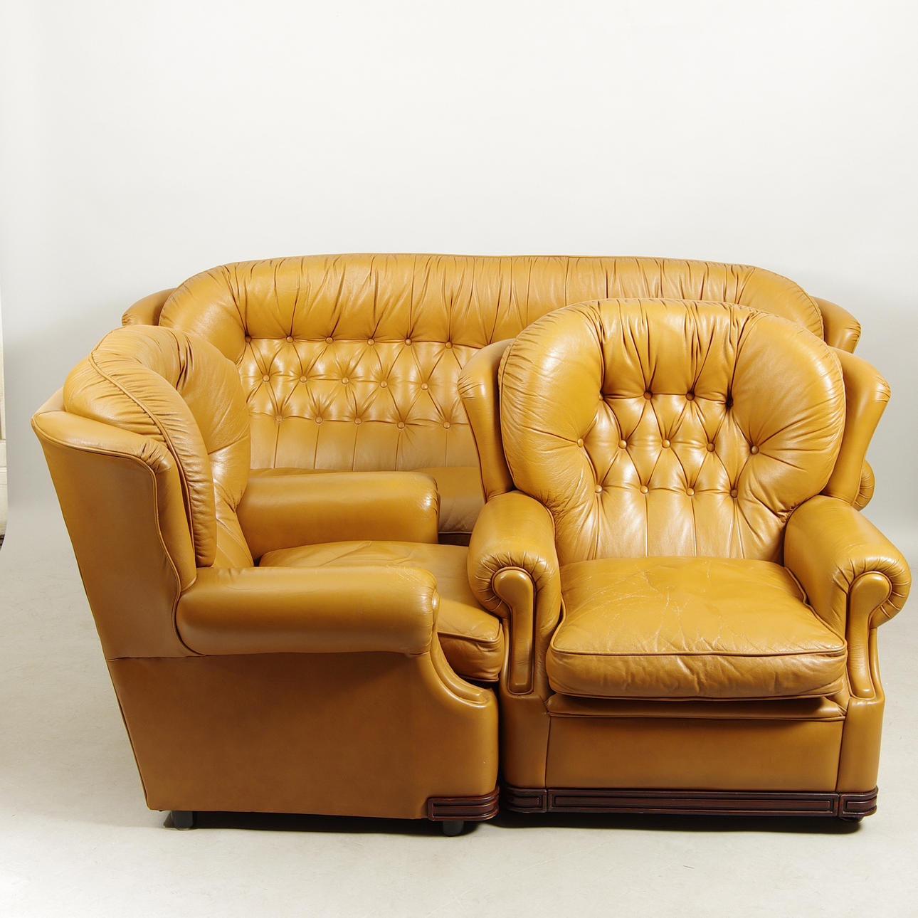 SOFFGRUPP, brunt skinn/konstskinn, sent 1900-tal.