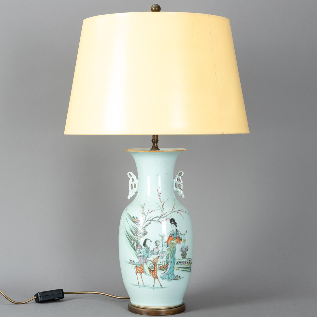 HUANG YICHENG (黄益成). Table lamp with a Chinese handle vase, Jiangxi Province, 20. Jh.