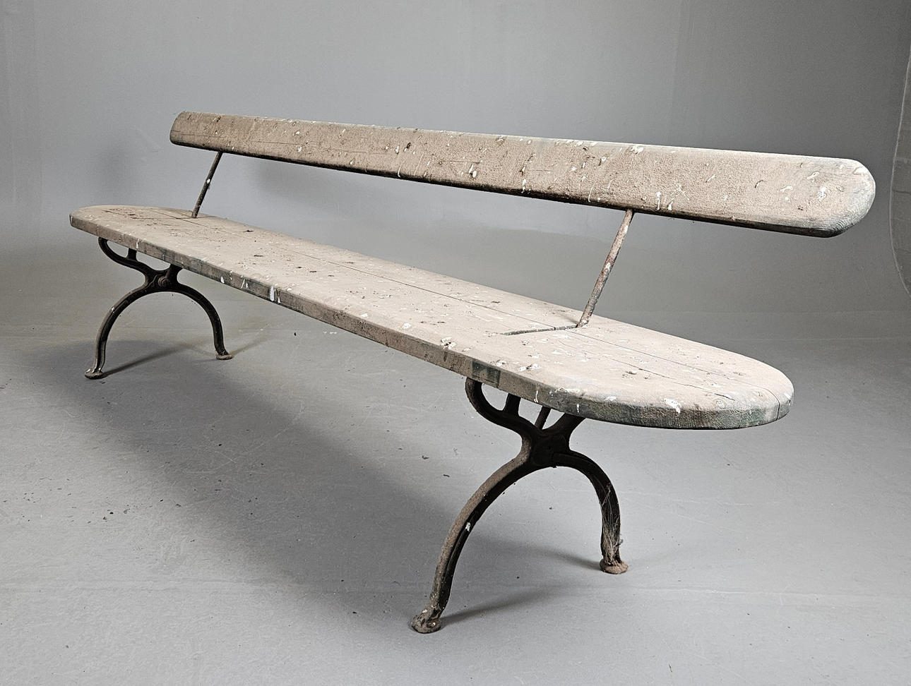 Eine Gartenbank aus dem 20. Jahrhundert.