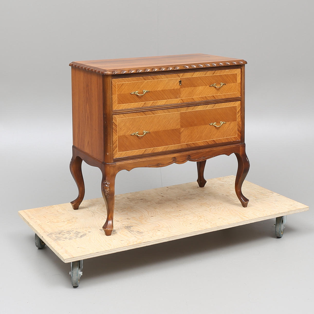 BYRÅ, rokokostil, 1900-talets andra hälft.